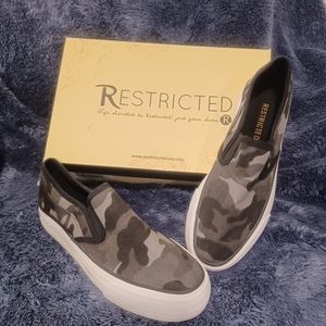 Restricted slept on shoes, size 8 black camo Style: VCAM